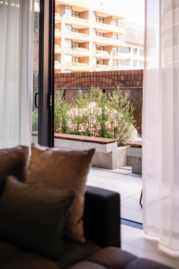 Skye Suites סידני מראה חיצוני תמונה A view of the garden from the living room